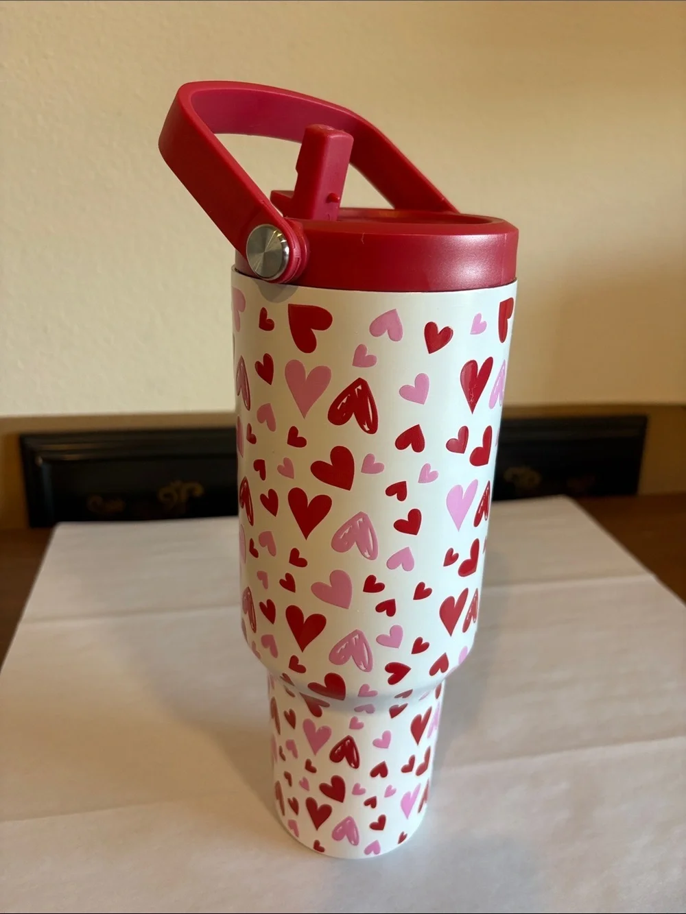 40 Ounces (1.18L) Tumbler Red & Pink Hearts lid has built-in handle and straw